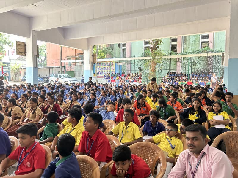Hundreds of students in a covered courtyard at a Manthan event
