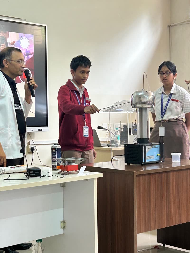 Students at a Van de Graaff generator demonstration